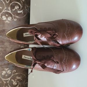 Stylish brown oxford heels, like new, gorgeous stitching detail, Size 8